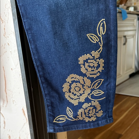 Jen7 Women's Blue Cropped Jeans with Floral Detail - Picture 2 of 11